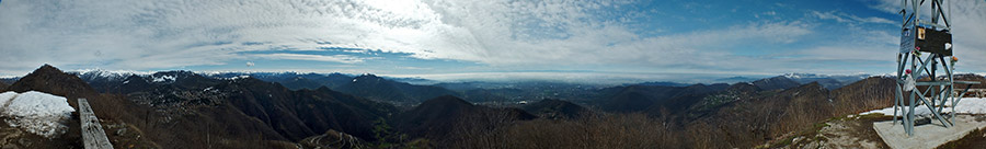 Dall'anticima sud (1192 m.) panorama ad est alla cima del Monte Podona (1127 m.), a Selvino e alla Valle Seriana