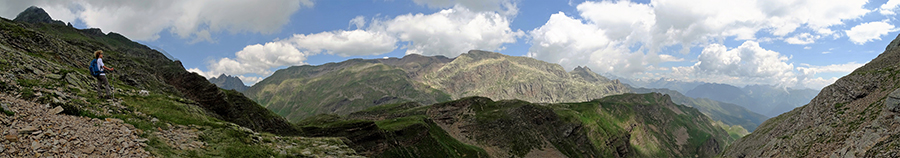Panorama su valli e monti dal versante nord del Pradella