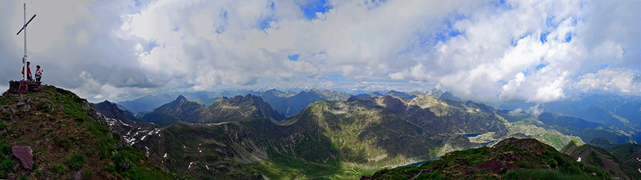 Dalla vetta del Pizzo Pradella panorama ad ampio raggio