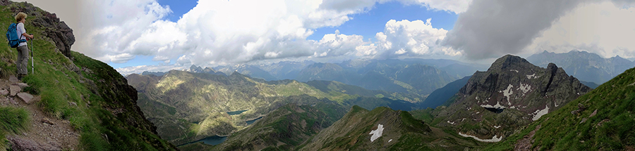 Dalla cresta di salita al Pradella vista veso i laghi dells Valgoglio, la Valbondione, il Pizzo Salina