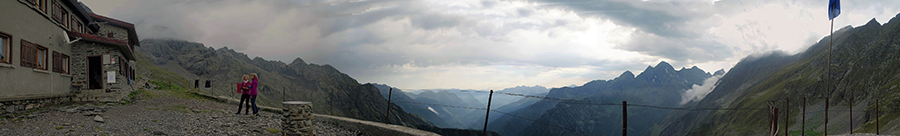 Al rif. Brunone (2295 m)...panoramica dopo la pioggia 