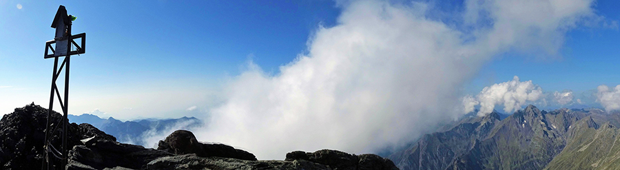 Alla croce di vetta del Pizzo Redorta (3038 m)