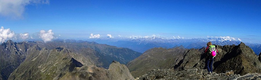 Dalla cresta di vetta del Pizzo Redorta (3038 m) vista verso gli altri 'Giganti Orobici'