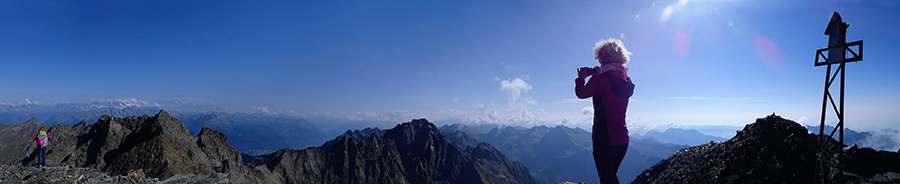 Dalla croce di vetta del Pizzo Redorta (3038 m) vista verso gli altri 'Giganti Orobici'
