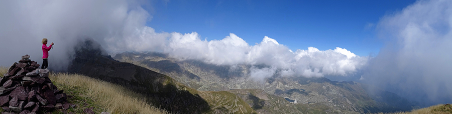 In vetta al Pizzo Salina (2495 m) con vista verso i laghi della Valgoglio