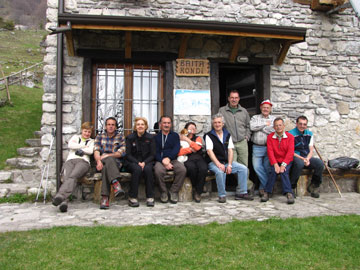 Splendida Val Vertova! Sul sentiero 527 fino al Sedernèl e Bivacco Testa con discesa dal sentiero 529 dal Passo di Bliben il 25 aprile 2010 - FOTOGALLERY 