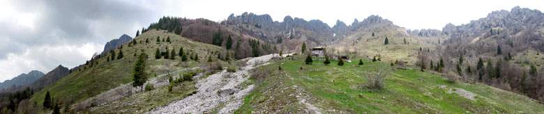 Al Sedernèl con la Baita Rondi sotto i contrafforti d'Alben