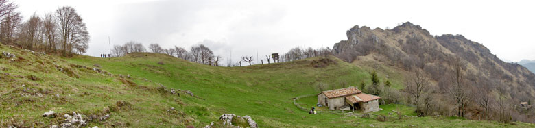 Al Roccolo e Passo di Bliben (1277 m) all'incrocio dei sentieri 530 3 529