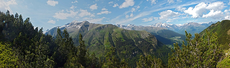 Dalla cresta del Monte Zanetti (tra le due cime quotate 1751 - 1733