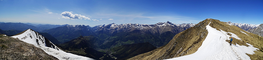 Salendo in Timogno (Benfit) dal Vodala (Timogno) vista sulla Valbondione e i suoi monti