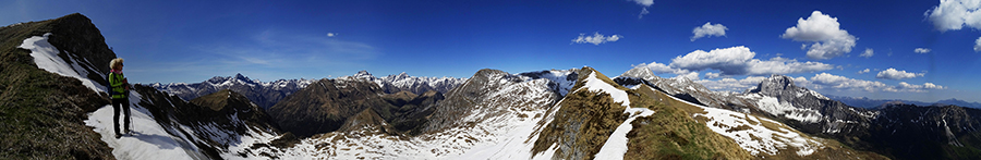 Scendendo dal Timogno (Benfit) vista sulle Foppane e sulla cresta verso il Passo degli Omini