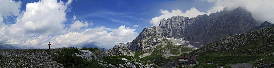 Rifugio Albani (1939 m) con vista sul villaggio delle ex-miniere e verso le pareti rocciose della Presolana