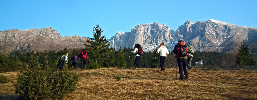 Vista in Presolana e Visolo (a dx) salendo dai Campelli in Passo della Presolana