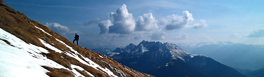 Vista in Pizzo Camino salendo sul sentiero 316 per Cima Visolo