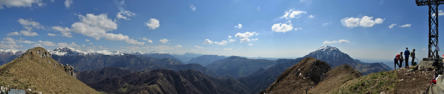 Vista panoramica dalla croce di vetta del Due Mani