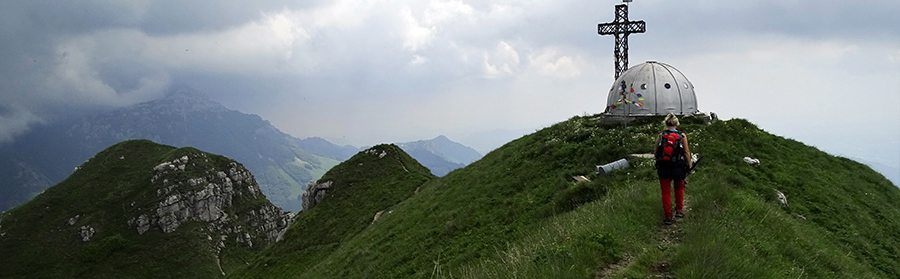 Sulla cresta di vetta con vista in Resegone