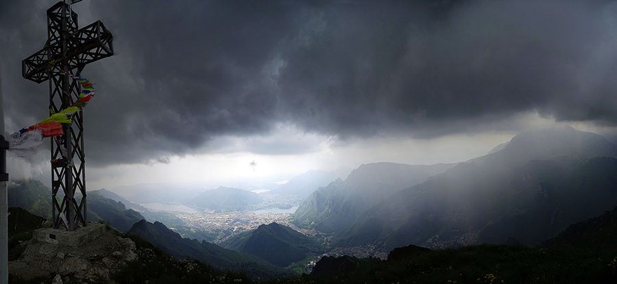 Sulla cresta di vetta del Due Mani ...in arrivo temporalone !