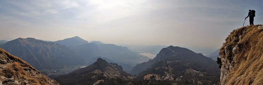 Panorama dal cocuzzolo in Cresta Cermenati su Pian dei Resinelli e verso Lecco, i suoi laghi, i suoi monti