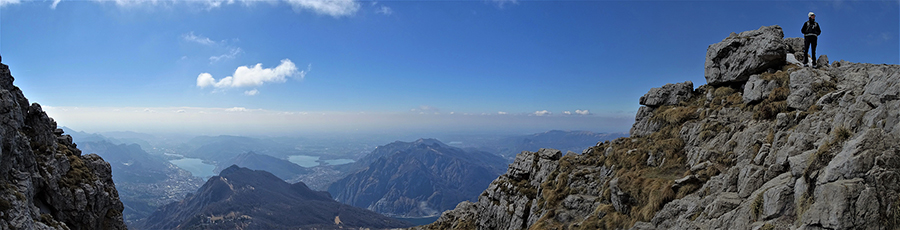 Panorama dalla Selletta di Val Scarettone verso Lecco, i suoi laghi, i suoi monti