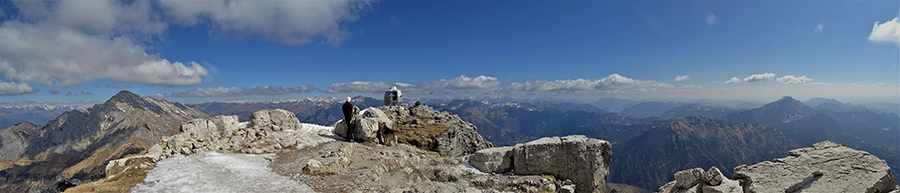Panorama in vetta alla Grignetta (2177 m) 