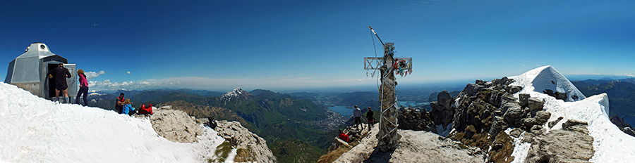 Alla croce di vetta (2177 m) e al Bivacco Ferrario (2184 m) in Grignetta