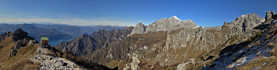 Vista panoramica scendendo dal Colle Garibaldi al Rif. Rosalba (1730 m) 