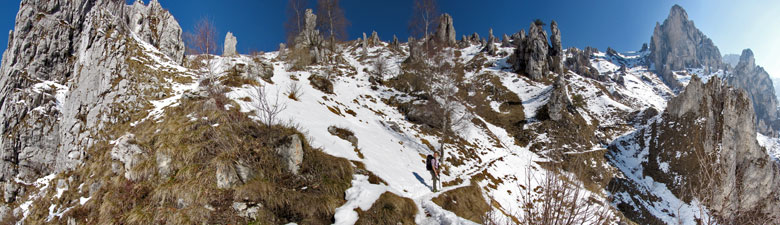 Torrioni e guglie sul Sentiero 9 delle Foppe per il Rifugio Rosalba