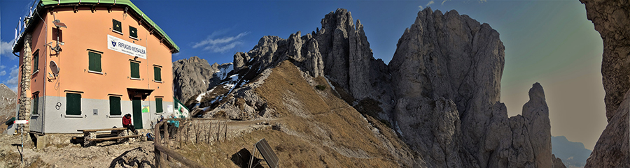 Rif. Rosalba (1730 m) con di fronte la Torre Cecilia (1800 m)