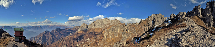 Rif. Rosalba (1730 m) visto dal sent. Cecilia con vista verso Grignone e Grignetta