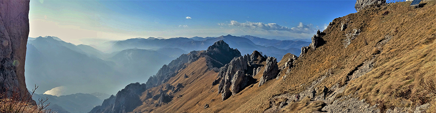 Dal Rif. Rosalba (1730 m) scendiamo sul Sentiero delle foppe