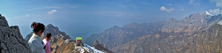 Il Rif. Rosalba con vista verso il Lago di Lecco e il Grignone