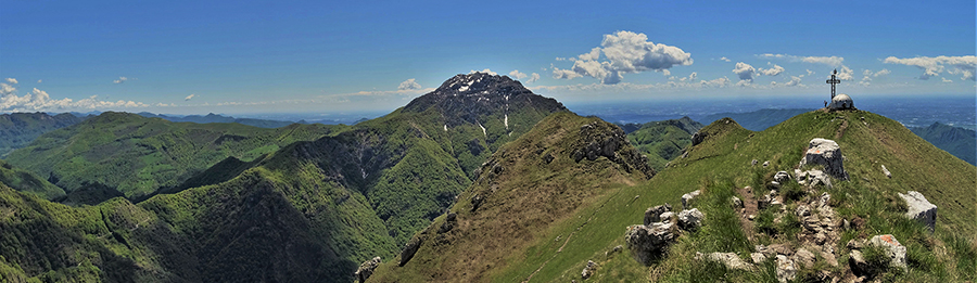 A dx la croce di vetta del Due Mani (1656 m) a sx il Resegone (1875 m)
