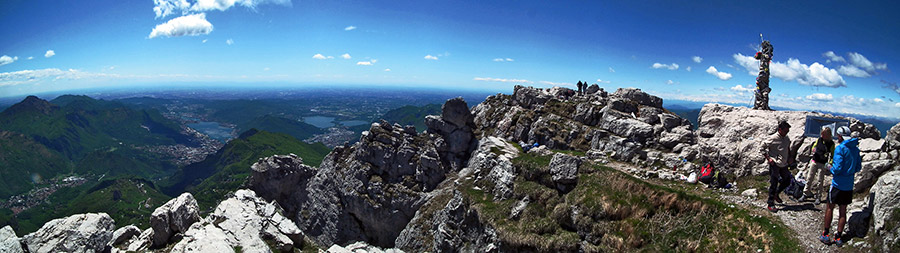 Dalla croce di vetta della Grignetta vista verso i laghi e la pianura