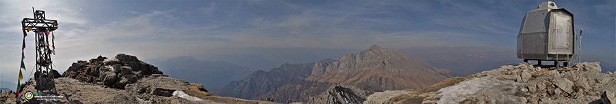 In vetta alla Grignetta (2177 m) croce con Madonnina a sx , Rif. Ferrario-LEM- a dx