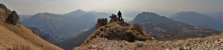 Panorama dal cocuzzolo in Cresta Cermenati su Pian dei Resinelli e verso Lecco, i suoi laghi, i suoi monti