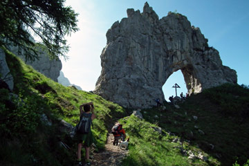 In GRIGNONE, versante nord, da Cainallo sui sentieri estivi 24 Rif. Bietti e 25 Rif. Bogani dom. 29 maggio 2011 - FOTOGALLERY