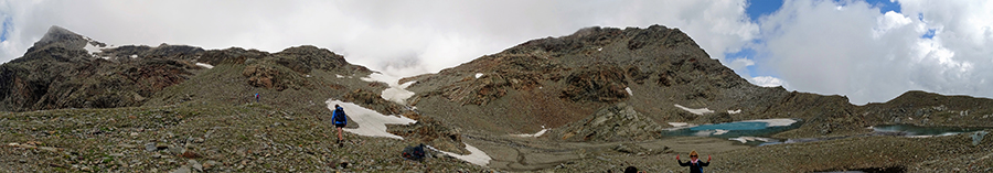 Verso la sella del Pizzo Varuna con i primi laghetti glaciali