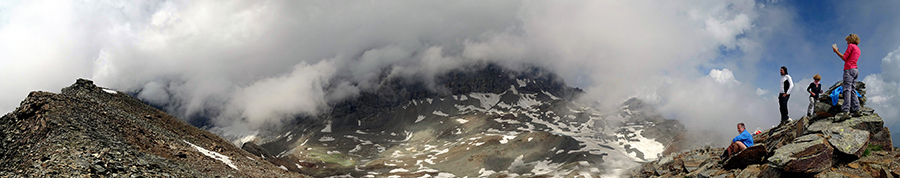 In vetta a Cima Fontana con vista verso Piz Varuna coperto dalle nubi