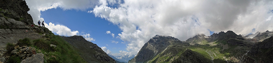 In ripida salita dall'Alpe Gembrè con vista sul Lago Alpe Gera ed i suoi monti