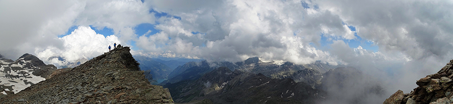 In vetta a Cima Fontana con vista verso la Val Poschiavo e il Pizzo Scalino