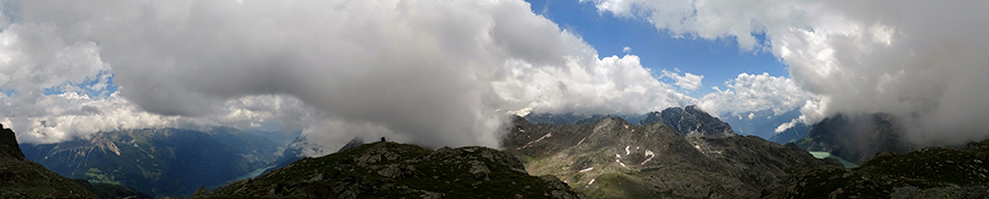 Al cippo di salita n. 7 con a sx vista sulla Val Poschiavo e a dx sul Lago Alpe Gera