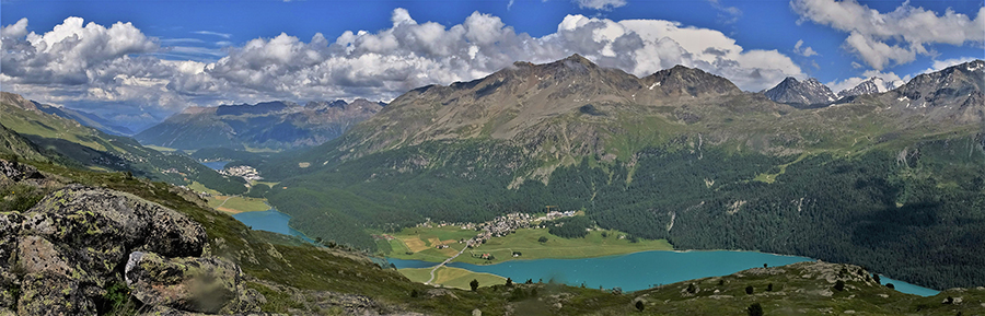 Vista sui Laghi di Silvaplana e Saint Moritz colorati d'azzurro turchese