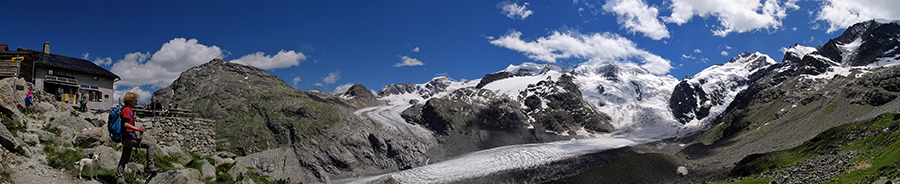 Dalla Capanna Boval la lunga lingua del ghiacciaio del Morteratsch e , al centro, ila fronte del ghiacciaio del Pers