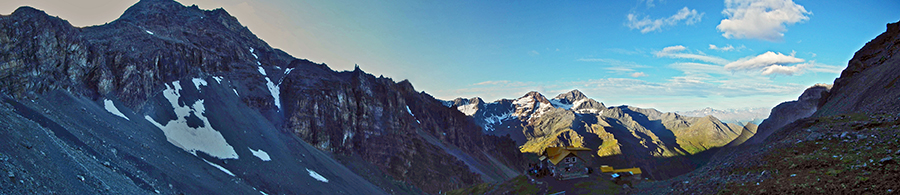 Rifugio Quinto Alpini (2878 m), appollaiato su uno sperone roccioso nella Valle Rio Mare