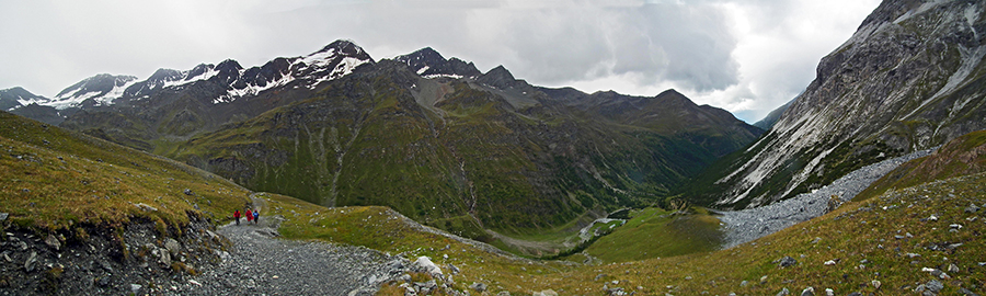 Salendo dalla Val Zebrù la Valle Rio Mare in direzione Rif. Quinto Alpini