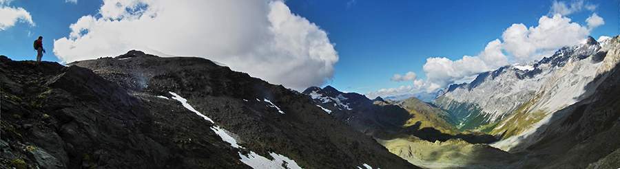 Vista panoramica sulla lunga Valle di Zebrù