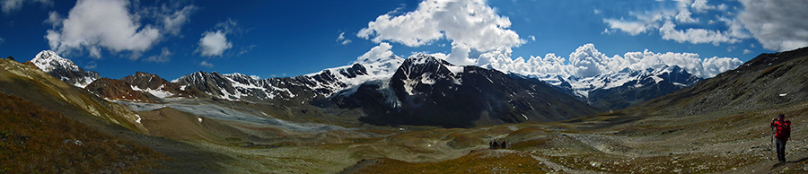 Scendendo dal Passo di Zebrù (3001 m) al Rif. Pizzini con vista sulla Valle di Cedèc