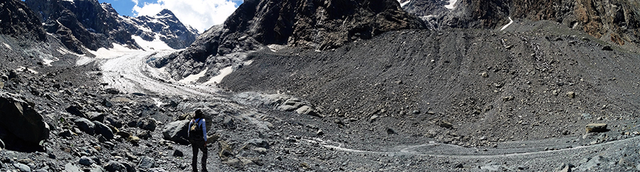 Alla fronte del ghiacciaio del Ventina