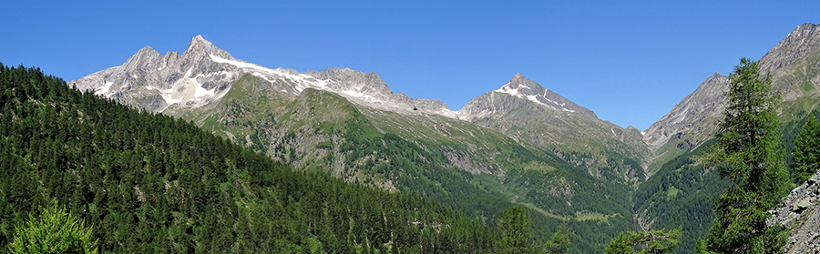 Vista verso il Passo del Muretto col caratteristico intaglio a V a dx