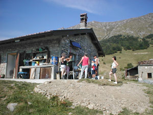 Picnic alla baita sul monte di Zambla - foto Alberto Sangalli estate 07